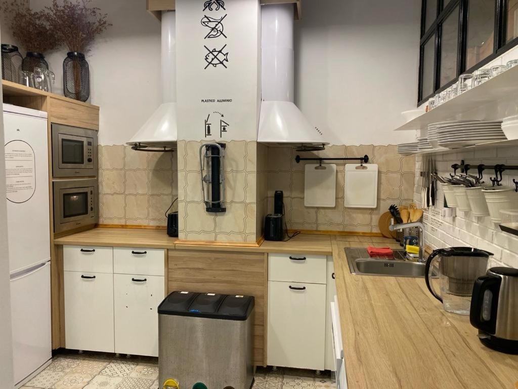 Hostel Numero Trece - Free Towels, Coffee & Tea, Remote Check-In (Adults Only) Аликанте Екстериор снимка